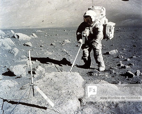 Harrison Schmitt arbeitet an der Schaufel auf der Mondoberfläche  Apollo 17 Mission  Dezember 1972. Schöpfer: NASA.