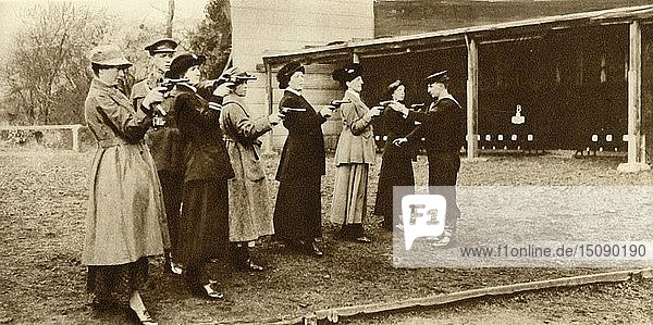 Mitglieder des WRNS bei Revolverübungen  1915  (1935). Schöpfer: Unbekannt.