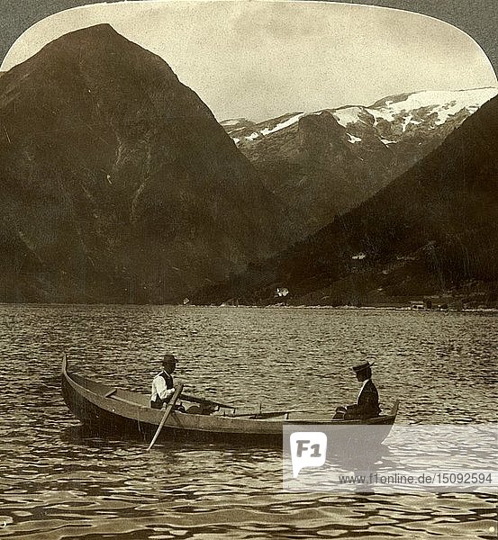 Blick über den Essefjord von Tjugum zum eisbedeckten Kjeipen  Norwegen   um 1905. Schöpfer: Unbekannt.