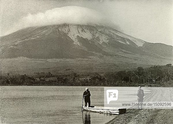Fuji vom Drei-Tage-Mond-See   1910. Schöpfer: Herbert Ponting.