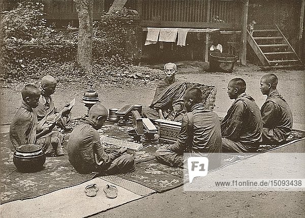 Buddhistischer Priester mit Schülern   1900. Schöpfer: Unbekannt.