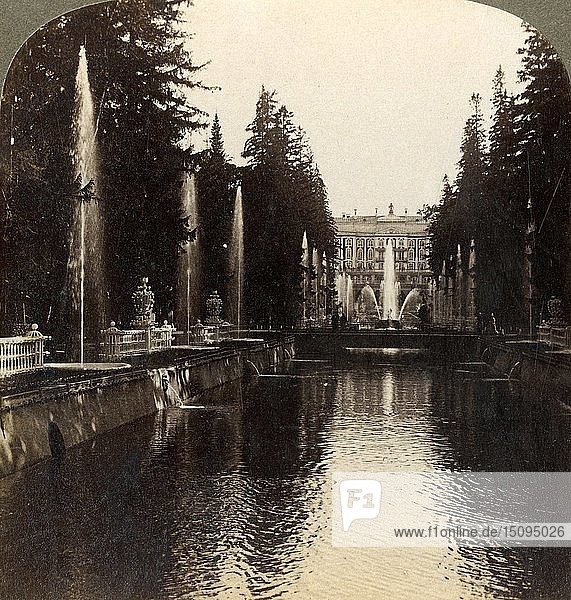 Die Brunnenallee im kaiserlichen Palast von Peterhof  Russland   1897. Schöpfer: Underwood & Underwood.