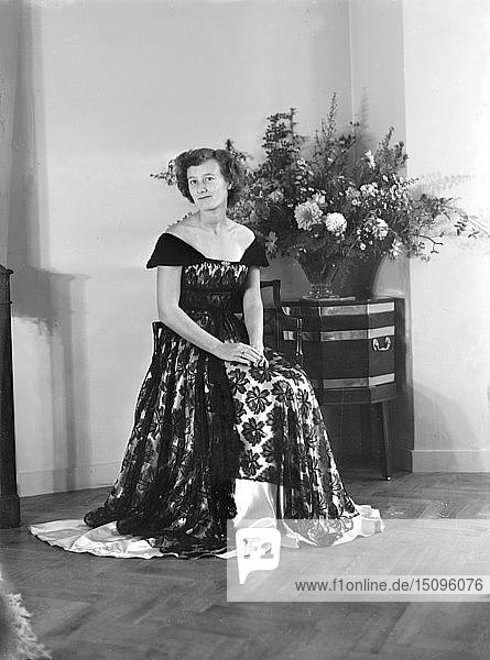 Porträt einer sitzenden Frau im Abendkleid  (Isle of Wight?)  um 1935. Schöpfer: Kirk & Söhne aus Cowes.