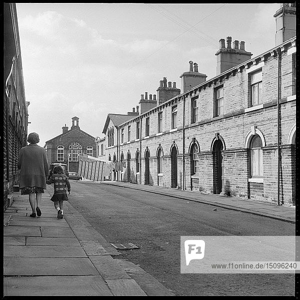 Shirley Street  Saltaire  Shipley  Bradford  West Yorkshire  1966-1974. Schöpfer: Eileen Deste.