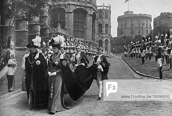 König Georg V. und Königin Mary beim Strumpfbandumzug in Windsor  1913   (1951). Schöpfer: Unbekannt.