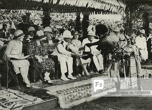 In Suva  Fidschi. Präsentation eines 'Tabua' (Zahn des Pottwals) ...1927'  1937. Schöpfer: Unbekannt.