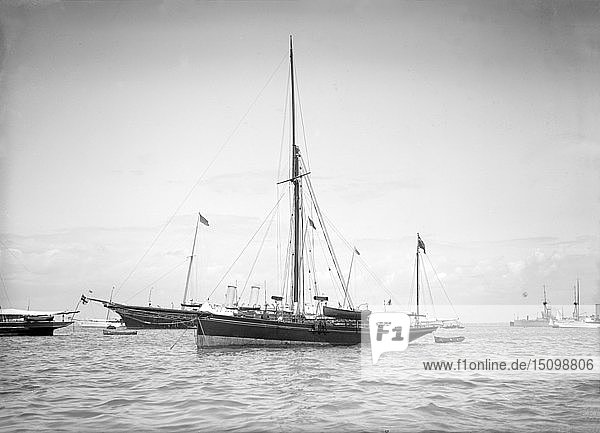 Die Jolle Beluga vor Anker  1911. Schöpfer: Kirk & Sons aus Cowes.