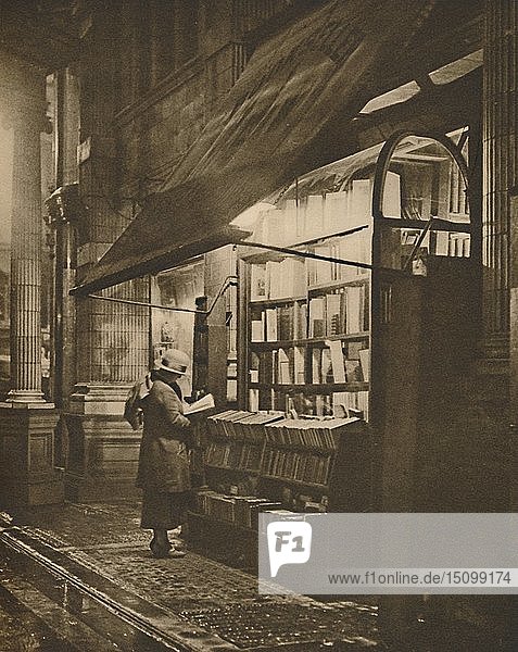 Ein nasser Winterabend und ein Buchliebhaber in Bloomsbury   um 1935. Schöpfer: Fincham.