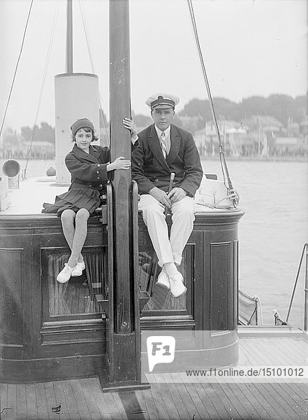 1. Earl of Birkenhead mit seiner Tochter an Bord ihrer Jacht  (Isle of Wight?)  um 1925. Schöpfer: Kirk & Söhne aus Cowes.