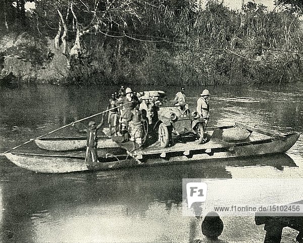 Beförderung von Kraftfahrzeugen über den Mbaka-Fluss  Deutsch-Ostafrika   (1919). Schöpfer: Unbekannt.