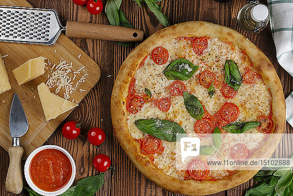 Margherita-Pizza mit Zutaten