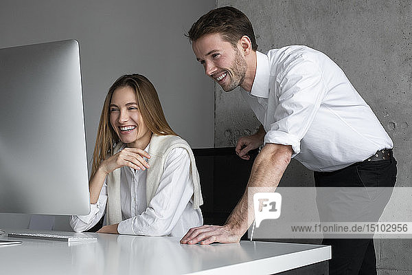 Lächelnde Geschäftsleute am Computer