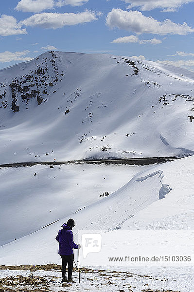 Frau beim Wandern auf dem Loveland Pass in Colorado,  USA