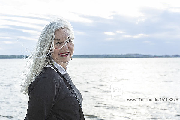 Lächelnde reife Frau am Potomac River in Washington DC  USA