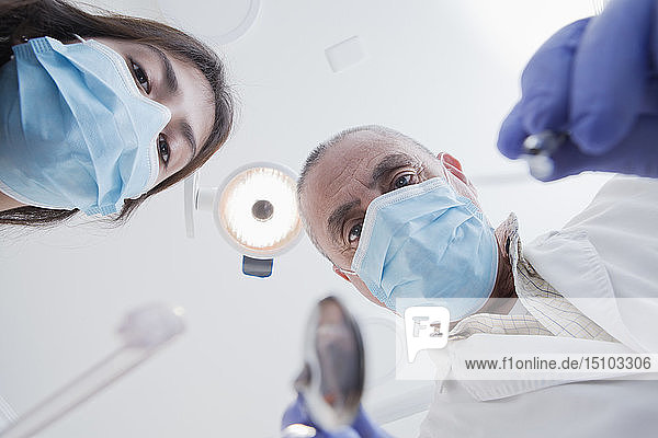 Blick direkt unter Dentalhygieniker und Zahnarzt während der Untersuchung