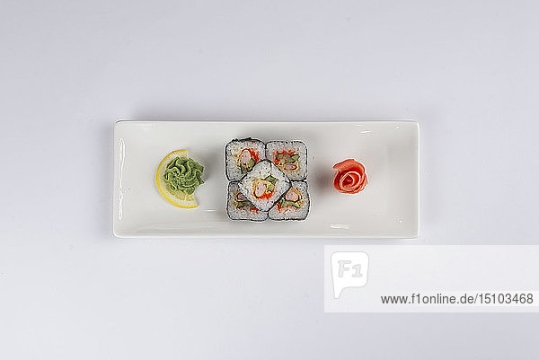 Teller mit Sushi mit eingelegtem Ingwer und Wasabi