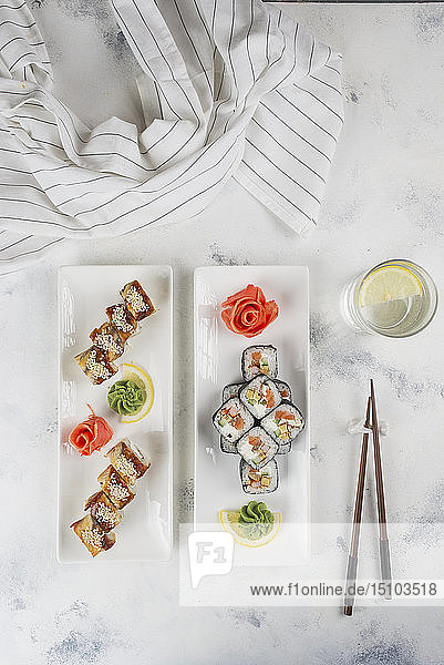 Sushi-Teller mit Stäbchen und Trinkglas