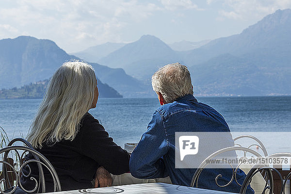 Grauhaariges Paar am Comer See in der Lombardei  Italien