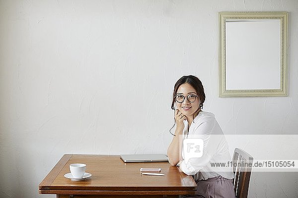 Japanerin arbeitet in einem Café