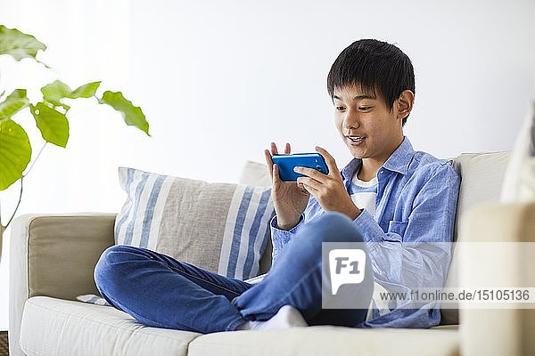 Japanischer Teenager mit Smartphone