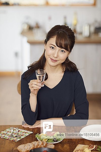 Japanische Frau mit Hausparty