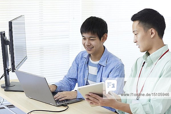 Japanischer Teenager studiert Programmieren