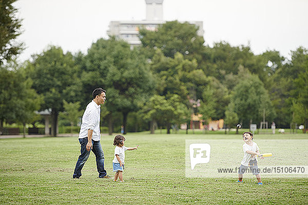 Japanische Familie in einem Stadtpark