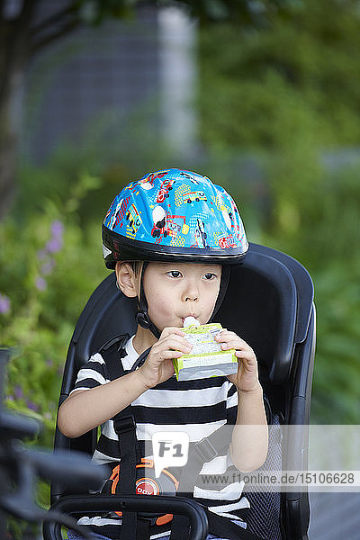 Japanisches Kind auf einem Fahrrad