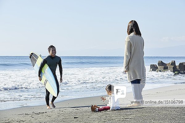 Japanische Familie am Strand