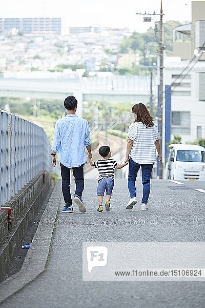 Japanische Familie im Freien