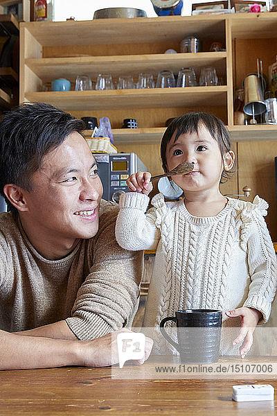 Japanisches Kind mit Vater zu Hause