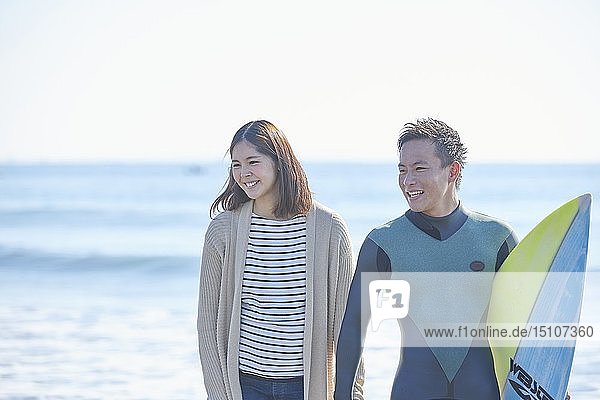 Japanisches Paar am Strand