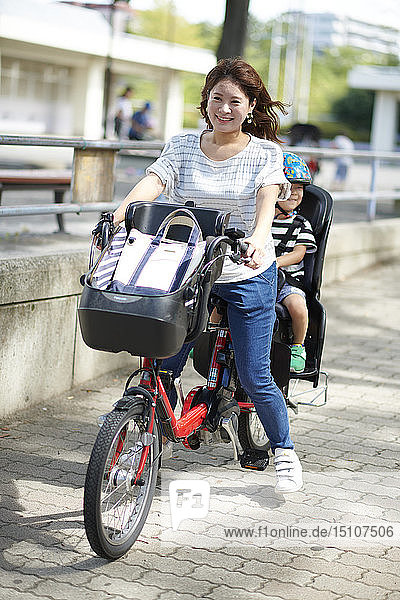 Japanische Mutter und Kind fahren Fahrrad