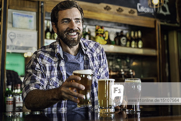Lächelnder Mann serviert Bier