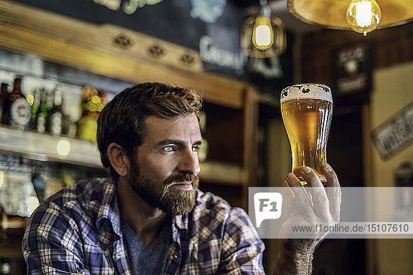 Mann schaut auf Bierglas