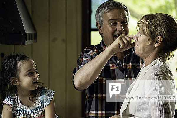 Mädchen mit ihren Großeltern in der Küche