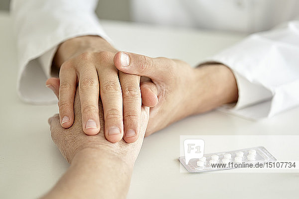 Nahaufnahme eines Arztes  der die Hand eines Patienten hält