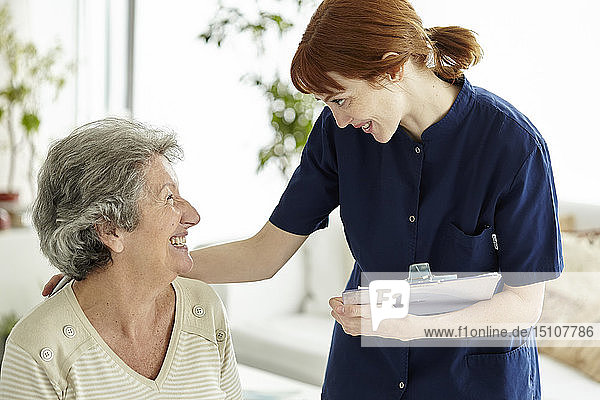 Krankenschwester im Gespräch mit dem Patienten