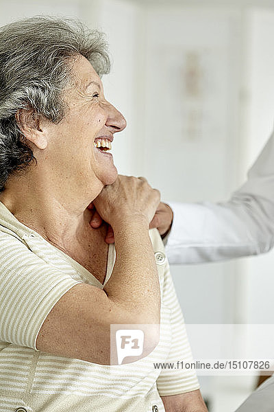 Arzt tröstet ältere Frau