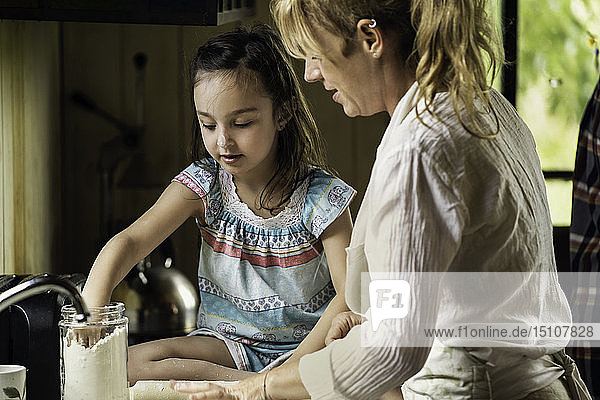 Enkelin und Großmutter bereiten Essen zu