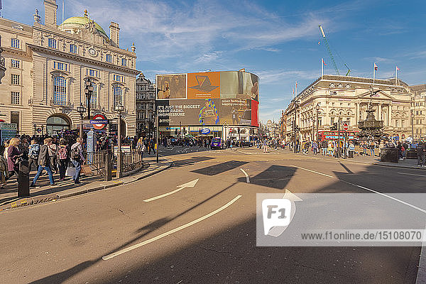 UK  London  Picadilly Circus mit Piccadilly-Institut