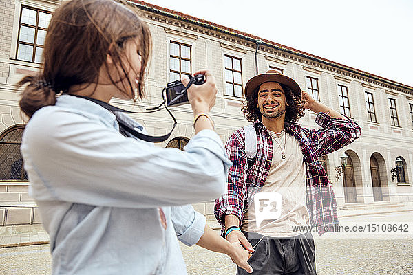 Junges Touristenpaar beim Spaziergang im Innenhof der Münchner Residenz  München  Deutschland
