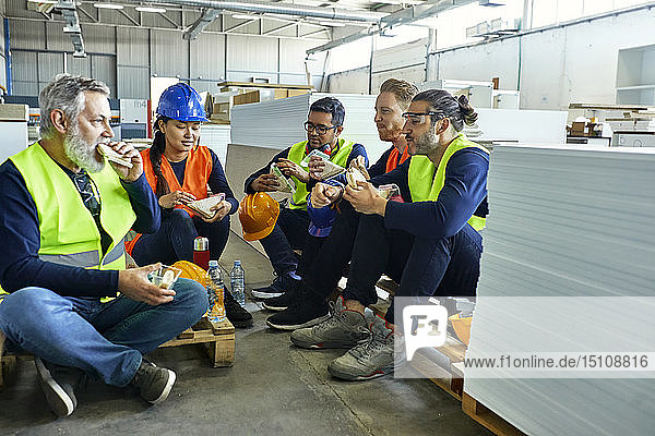 Beschäftigte in der Fabrik machen gemeinsam Mittagspause