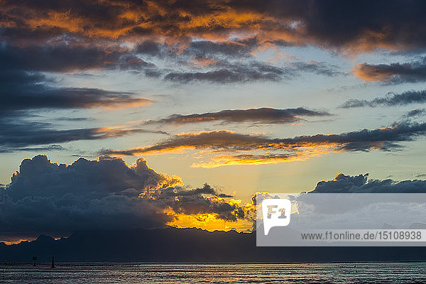 Französisch-Polynesien  Tahiti  dramatischer Sonnenuntergang über Moorea