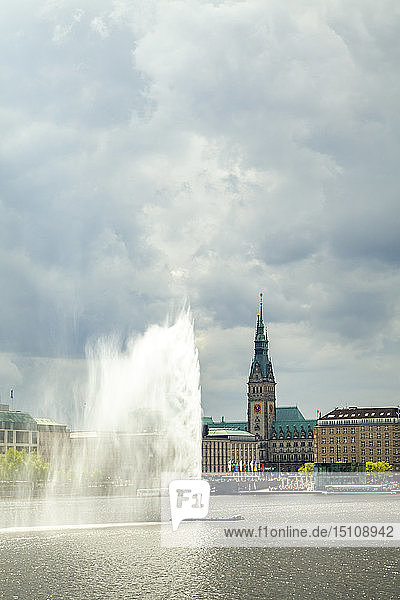 Blick zum Rathaus mit Binnenalster und Alsterbrunnen im Vordergrund  Hamburg  Deutschland