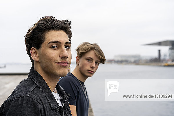 Dänemark  Kopenhagen  Porträt von zwei jungen Männern am Wasser