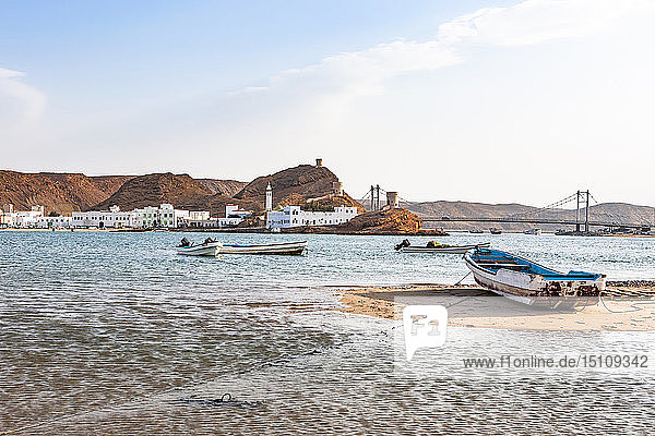 Fischerboote in der Bucht von Sur  Sur  Oman