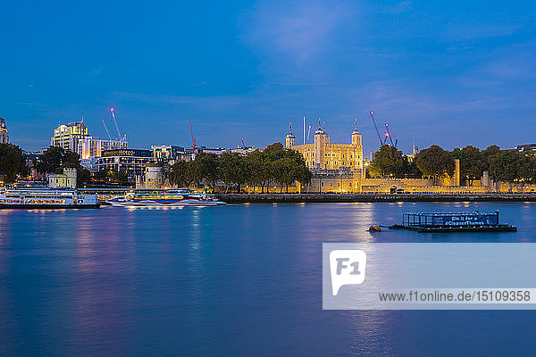 Großbritannien  London  die Themse und der Turm bei Nacht