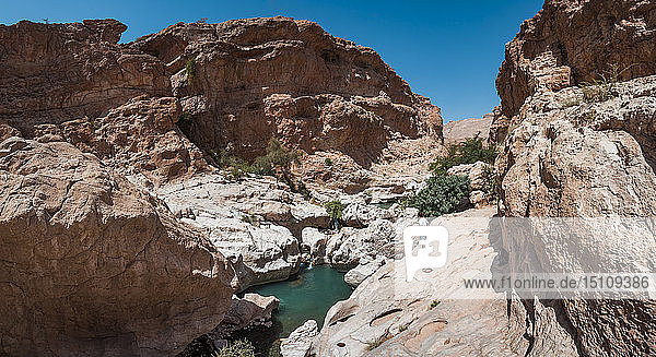 Tourist mit Blick auf das Wadi Bani Khalid Oman