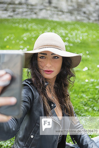 Junge Frau mit Hut beim Selfie
